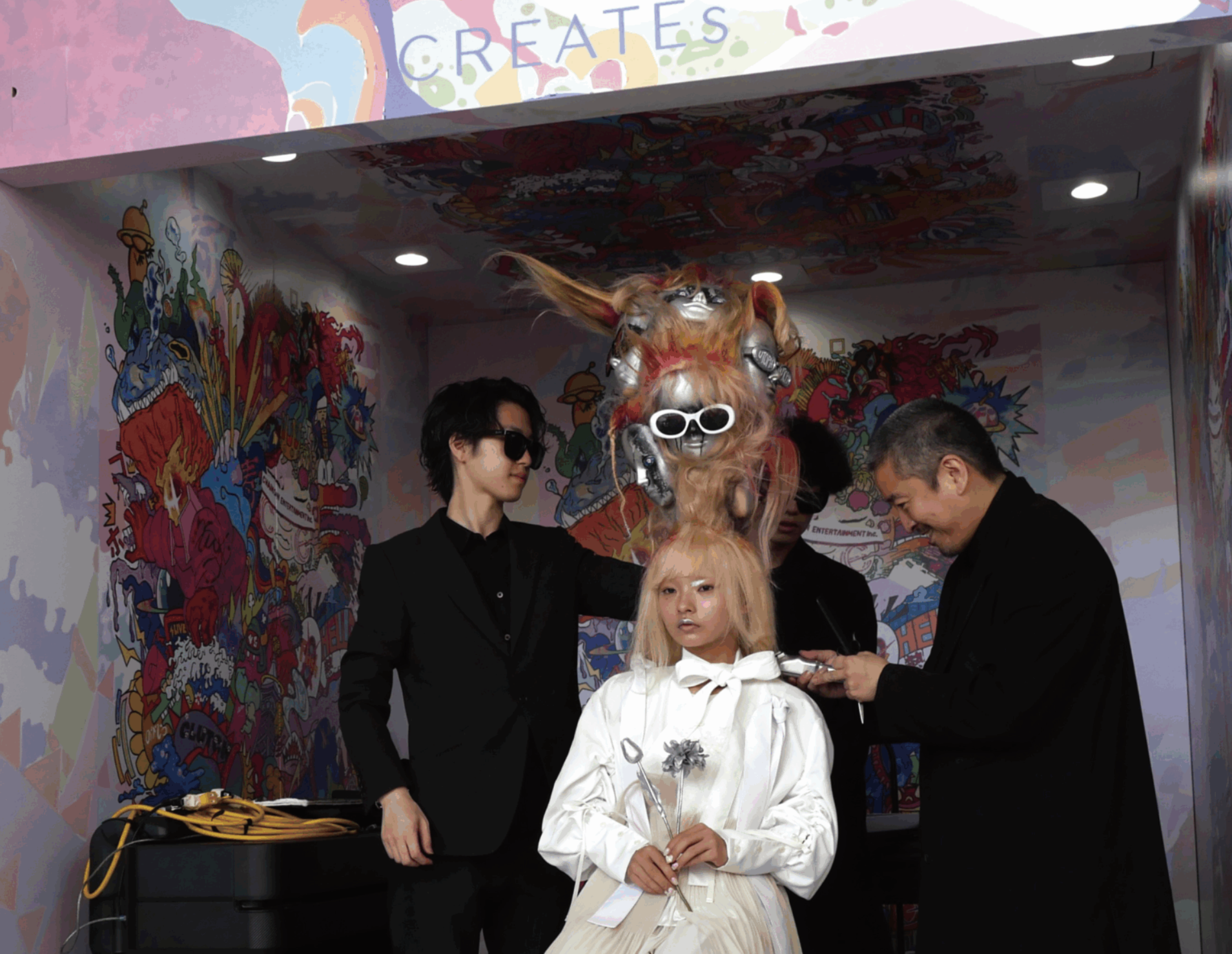 ONI&GUY（トニーアンドガイ）日本法人代表・雑賀英敏氏&times;MUSASHI氏によるヘアショー&times;ライブアートのコラボレーションイベントの様子