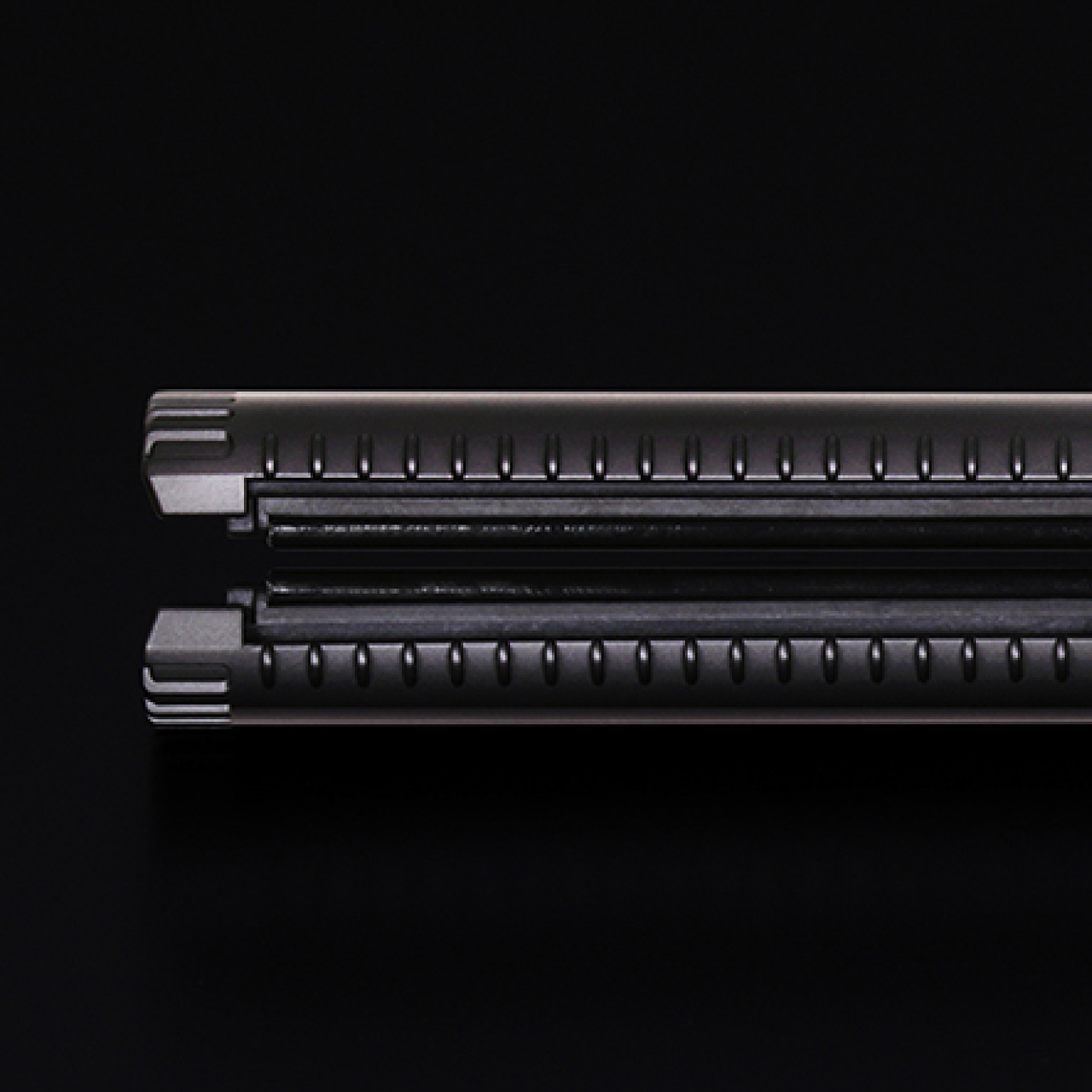 ストレートアイロンCを横から見たときの画像,サイドにコームがついている