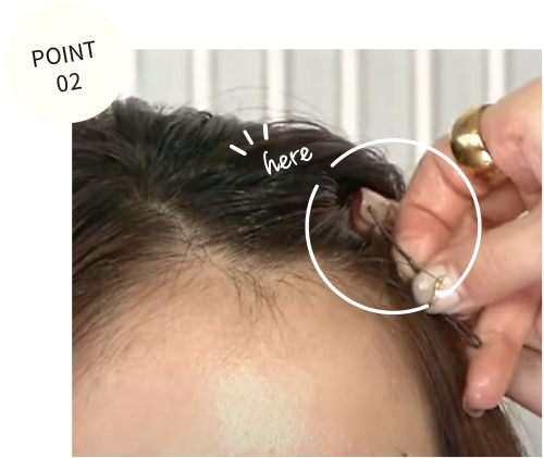 前髪の部分だけ斜め上に引っ張り留め、上から髪でヘアピンを隠す。ピンの部分の前髪を少し引き出す。